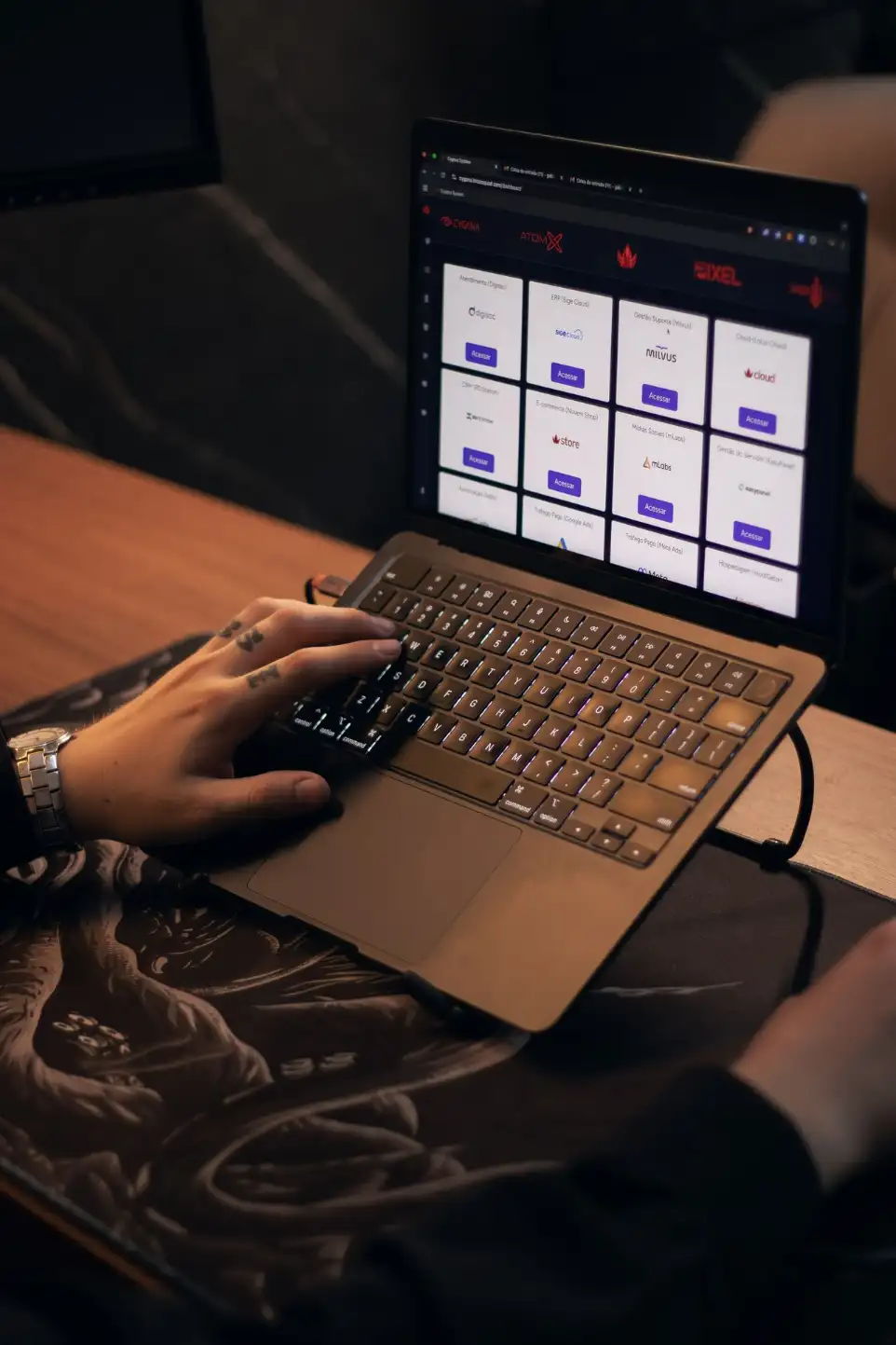 Imagem de computador sobre a mesa
