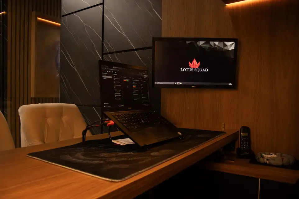 Notebook sobre a mesa com um monitor extra.